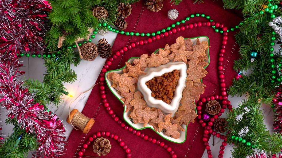Apple pie salsa and cinnamon sugar tortillas, apple pie dip appetizer, healthy holiday treats, apple salsa with cinnamon chips