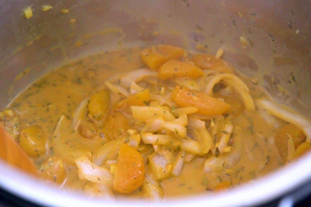 Apricot Chicken Recipe, apricot chicken pressure cooker recipe, apricot chicken thighs, best apricot chicken, instant pot chicken, pressure cooker chicken thighs, chicken and rice instant pot, cooking rice in instant pot