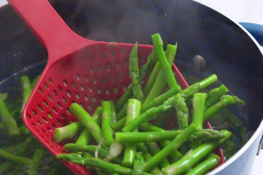 Asparagus Salad Recipe, asparagus salad with feta, asparagus and tomato salad, cold vegetable salad, healthy lunch meal prep, meal prep ideas, healthy lunches for work