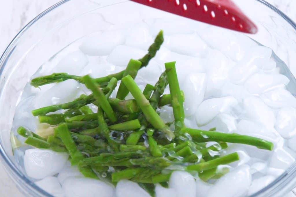 Cold Asparagus Salad, asparagus tomato salad, raw asparagus salad, cold salads, cheap meal prep, easy healthy meals, easy lunch ideas, vegetarian lunches