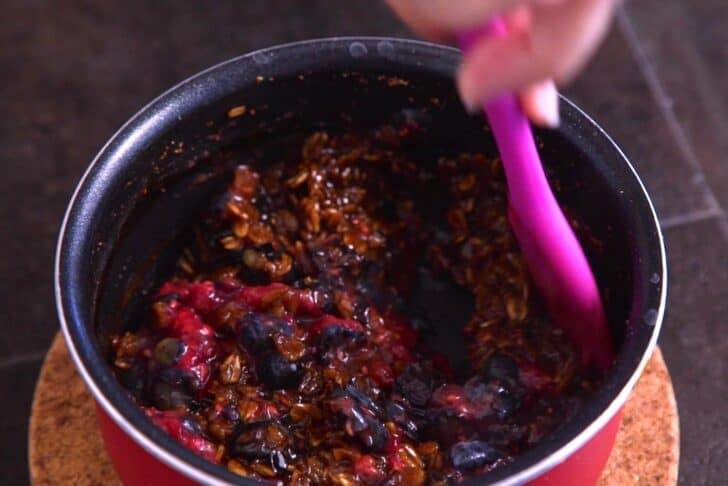 Stir muddled berries into cooked oatmeal and set aside.