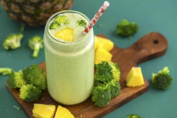 How to Make a Green Smoothie with Raw Broccoli