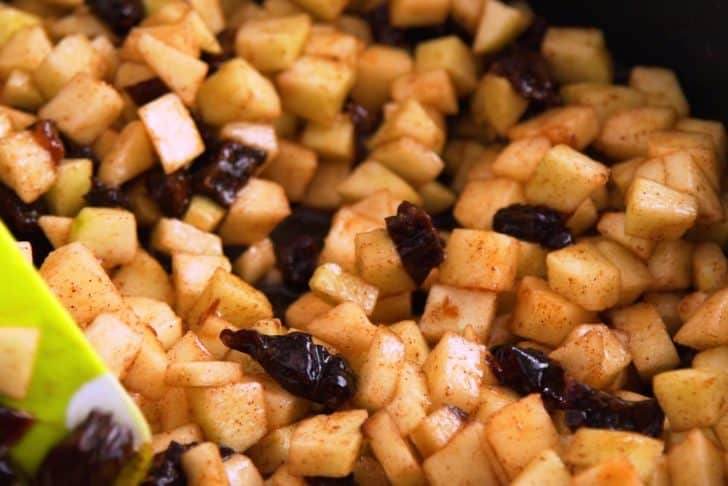 Macerate chopped apples with prunes, sugar, and seasonings for 10 minutes, then cook over medium-high heat for 10-15 minutes.