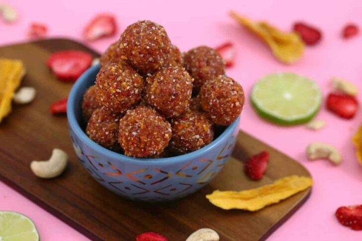 Dried Fruit and Nut Energy Balls No Bake, strawberry energy bites, no bake energy balls, fruit and nut bites, vegan energy bites, mango energy balls, healthy energy balls, vegan energy bites, trail mix energy balls, healthy snack ideas, healthy road trip snacks, vegan snacks