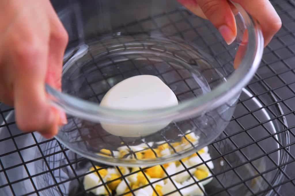 How to chop eggs using a baking rack