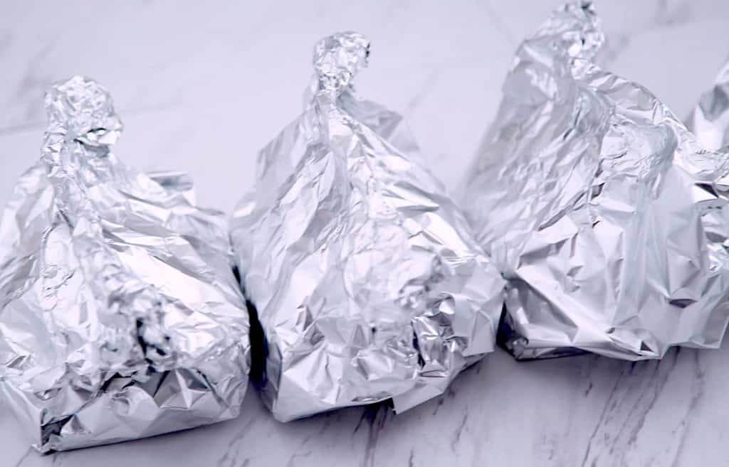 Ideas for foil packet dinners, foil packet recipes, foil dinners in the oven, dinner meal prep, easy healthy dinner recipes, quick healthy meals, vegetable foil packets, foil meals, aluminum foil recipes