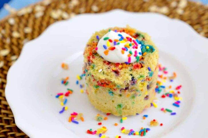 Healthy Funfetti Mug Cake Recipe, hoe to make a funfetti mug cake, gluten free funfetti mug cake, vanilla mug cake, microwave mug cake, how to make a mug cake