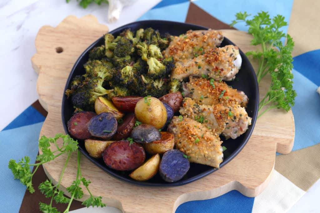 Paleo garlic chicken wings, oven baked chicken wings, paleo sheet pan dinners, paleo recipes, eating paleo, easy paleo meals, paleo chicken wings