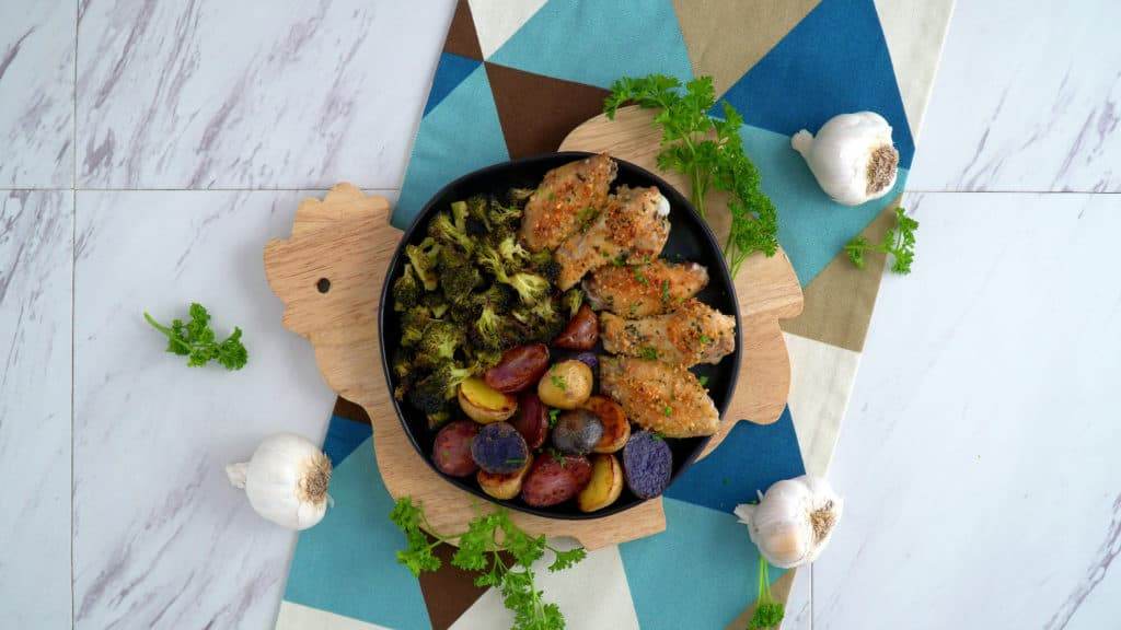 Garlic chicken wings, paleo chicken wings, paleo dinner ideas, paleo diet recipes, crispy oven baked chicken wings, easy paleo recipes, paleo meal prep
