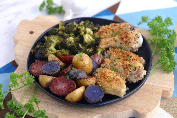 Paleo garlic chicken wings, oven baked chicken wings, paleo sheet pan dinners, paleo recipes, eating paleo, easy paleo meals, paleo chicken wings