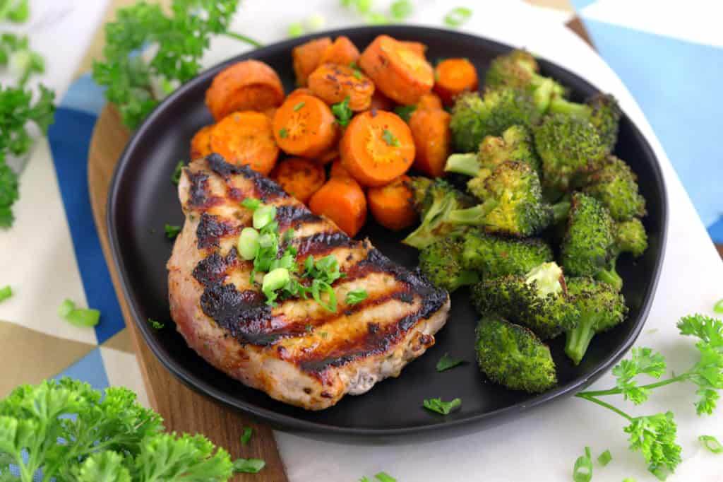 Grilled Pork Chops, how to grill pork chops, ranch pork chops, how long to grill pork chops, easy grilled pork chops, pork chop recipes, grilled pork chop recipes
