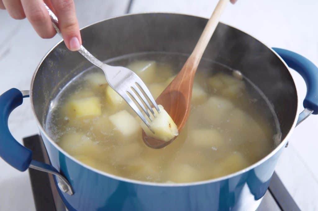 Easy Healthy Potato Salad with Egg, how long to boil potatoes for potato salad, avocado oil mayonnaise, homemade healthy mayonnaise, easy lunch ideas, vegetarian lunch ideas, lunch meal prep recipes