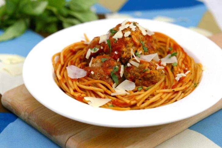Instant pot spaghetti and meatballs, instant pot spaghetti, pressure cooker pasta, instant pot pasta recipes, easy instant pot recipes, instant pot dinners, spaghetti and meatballs instant pot, how to cook spaghetti in instant pot, easy instant pot spaghetti