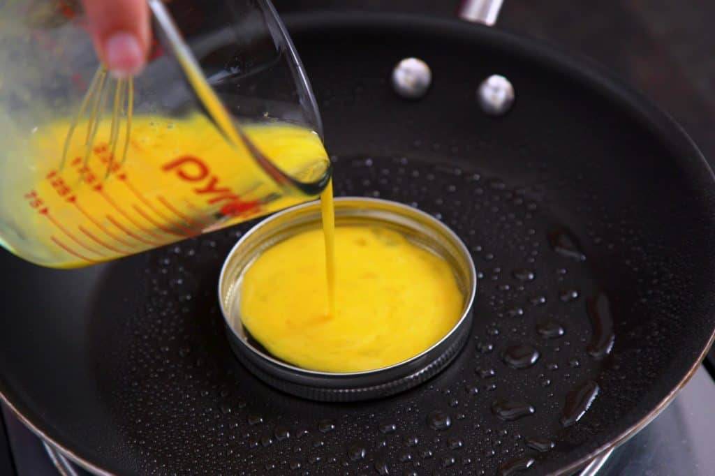 Use outer band of wide-mouth mason jar lid to cook keto breakfast sandwich egg patty