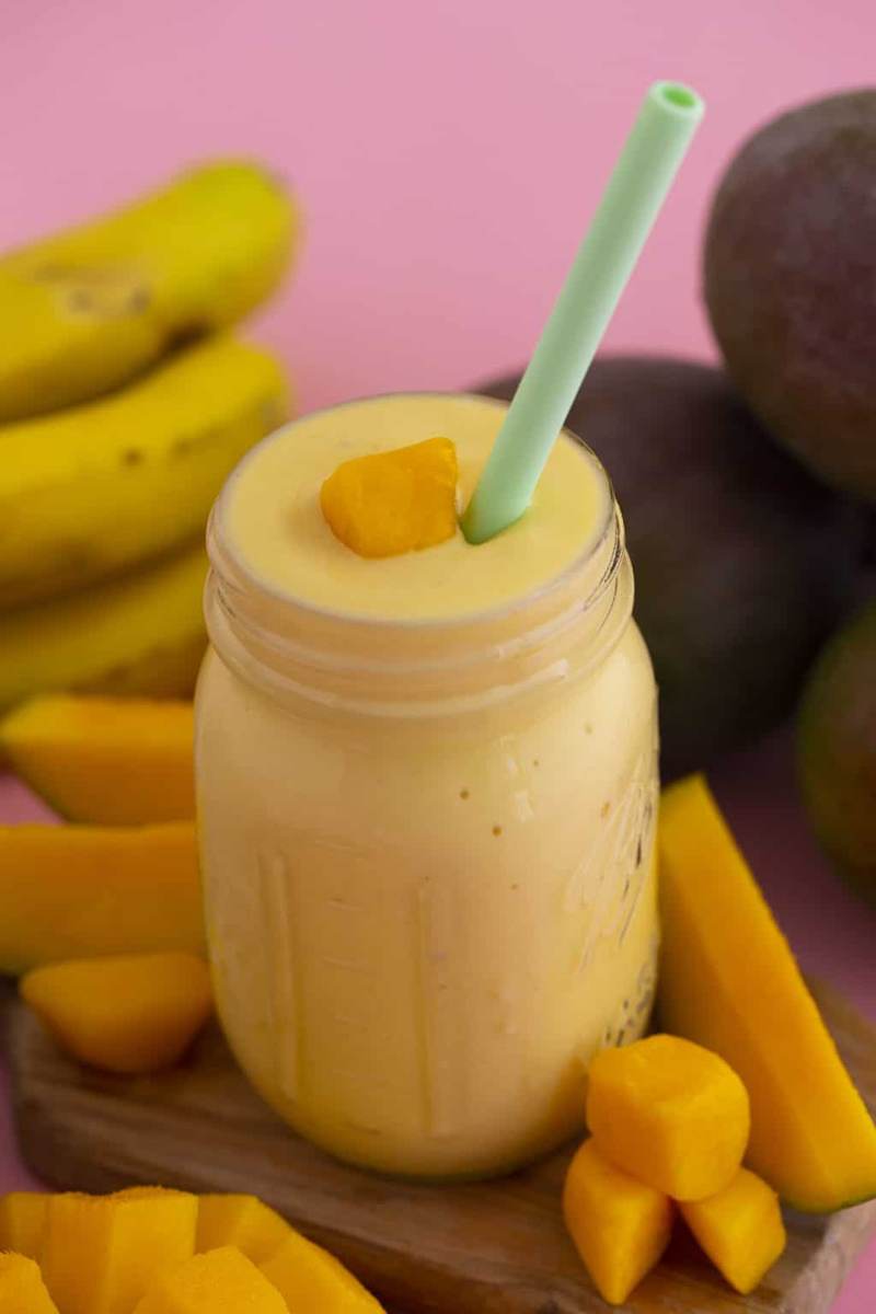 How to Make a Mango Banana Smoothie