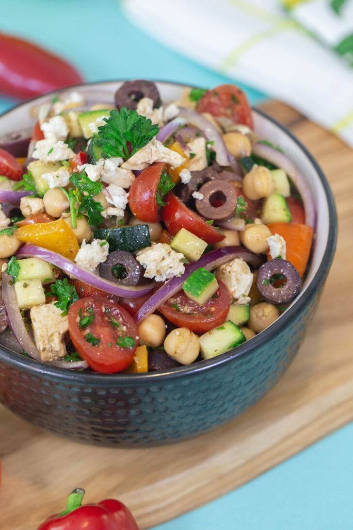 Mediterranean Chickpea Salad in a Jar (Easy Meal Prep!)