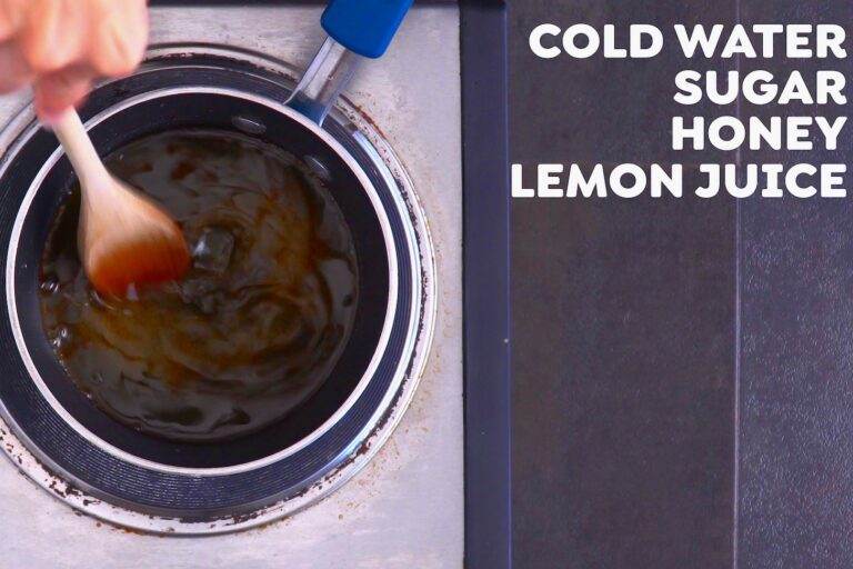 To make homemade honey syrup, combine cold water and sugar over high heat. When the sugar dissolves, add honey and lemon juice and stir to integrate.
