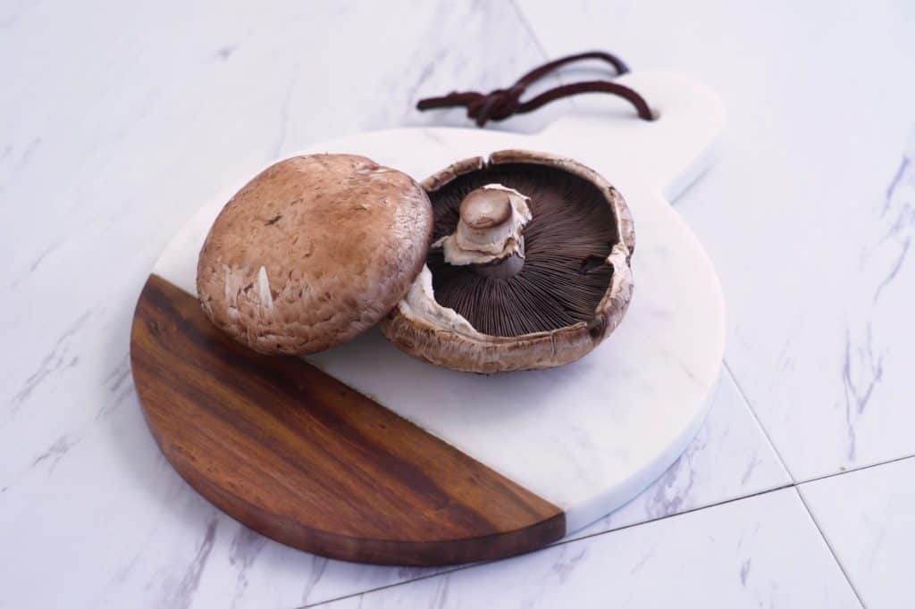 mushroom chips recipe, baked mushroom chips, Portobello mushroom chips, low carb chips recipe, homemade vegetable chips, mushroom snacks, simple asian dipping sauce, asian mayo dressing