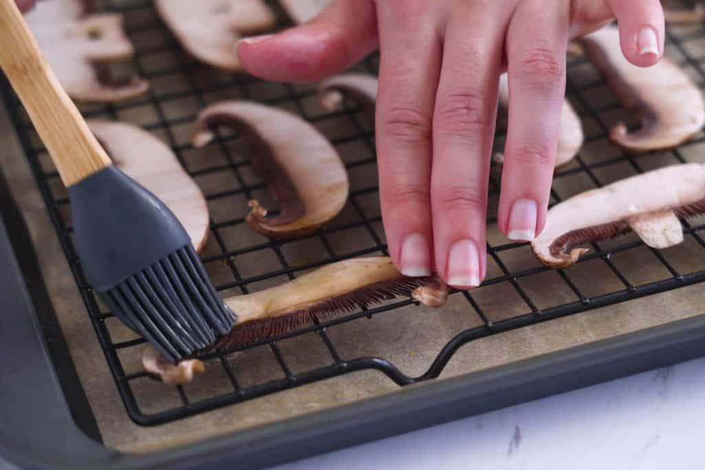 mushroom chips recipe, how to make mushroom chips, vegetable chips recipe, low carb chips, paleo chips, mushroom crisps, asian sesame dipping sauce, asian dip, soy sauce mayo