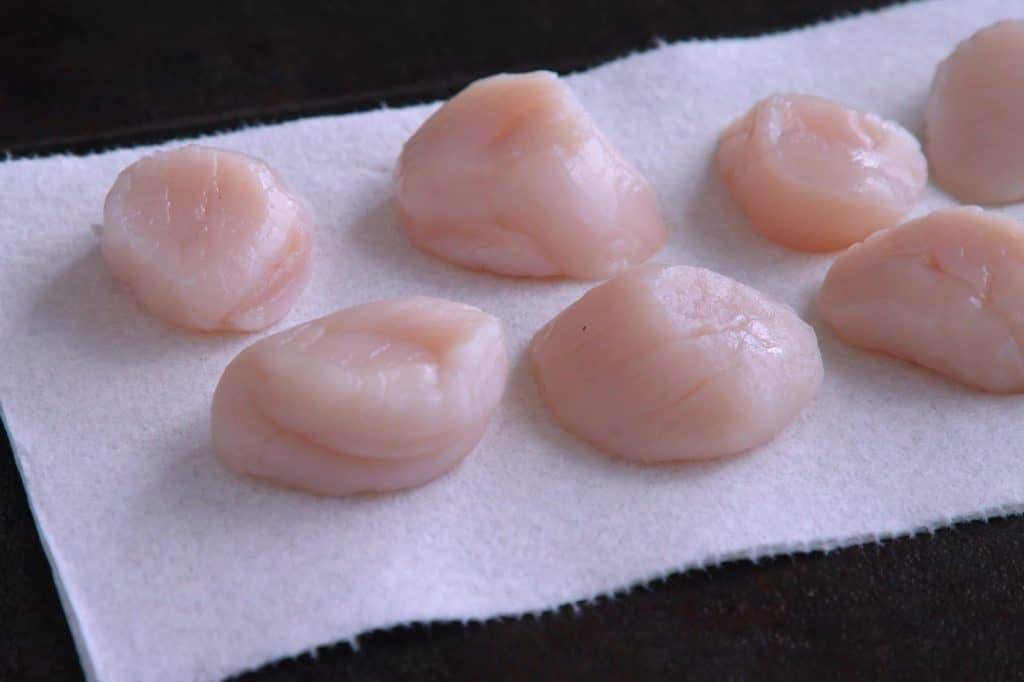 Thaw frozen scallops in fridge for 24 hours, then rest on paper towels 5-10 minutes before cooking
