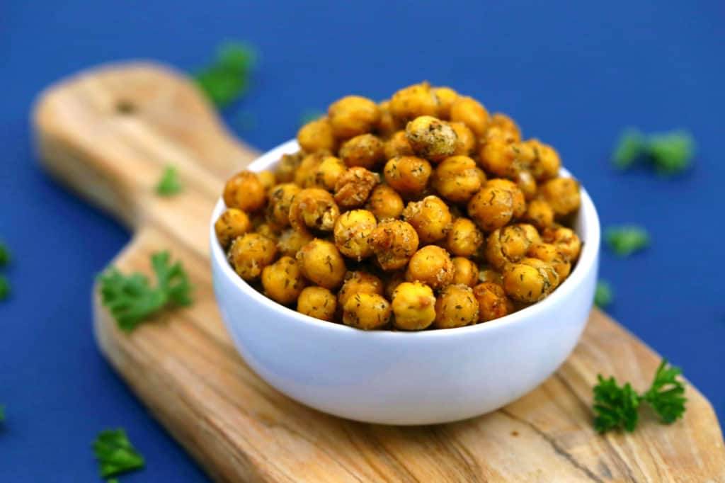 Ranch Roasted Chickpeas Snack, crispy chickpeas, roasted chickpeas with ranch seasoning, chickpea snacks, how to make crunchy chickpeas, roasted chickpeas from can, easy healthy snacks, healthy travel snacks, roasted chickpeas recipe, oven roasted garbanzo beans