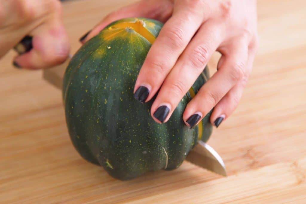How to Prepare Acorn Squash to Roast