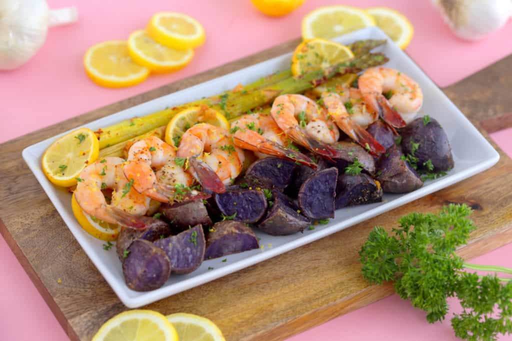Sheet pan shrimp and asparagus recipe, oven baked shrimp, raw shrimp recipes, sheet pan meals, shrimp dinner recipes, healthy dinners for two, lemon garlic shrimp recipe, shrimp sheet pan dinner, pan shrimp
