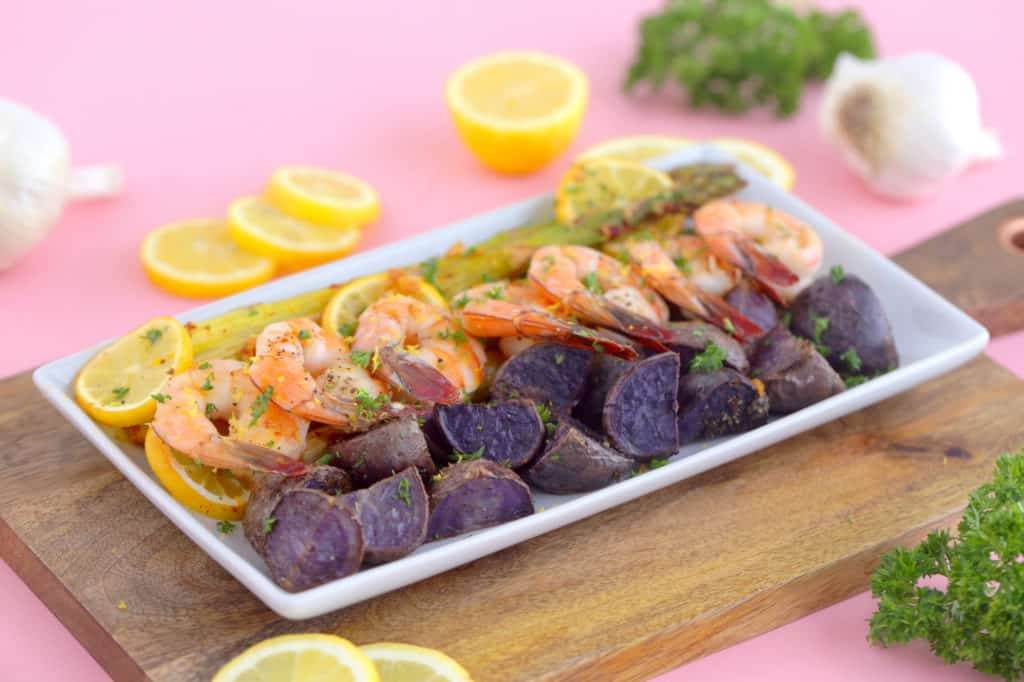Sheet pan shrimp and asparagus recipe, shrimp sheet pan dinner, healthy one pan meals, shrimp dinner ideas, oven baked shrimp, healthy dinners for two, easy healthy dinner ideas, sheet pan suppers