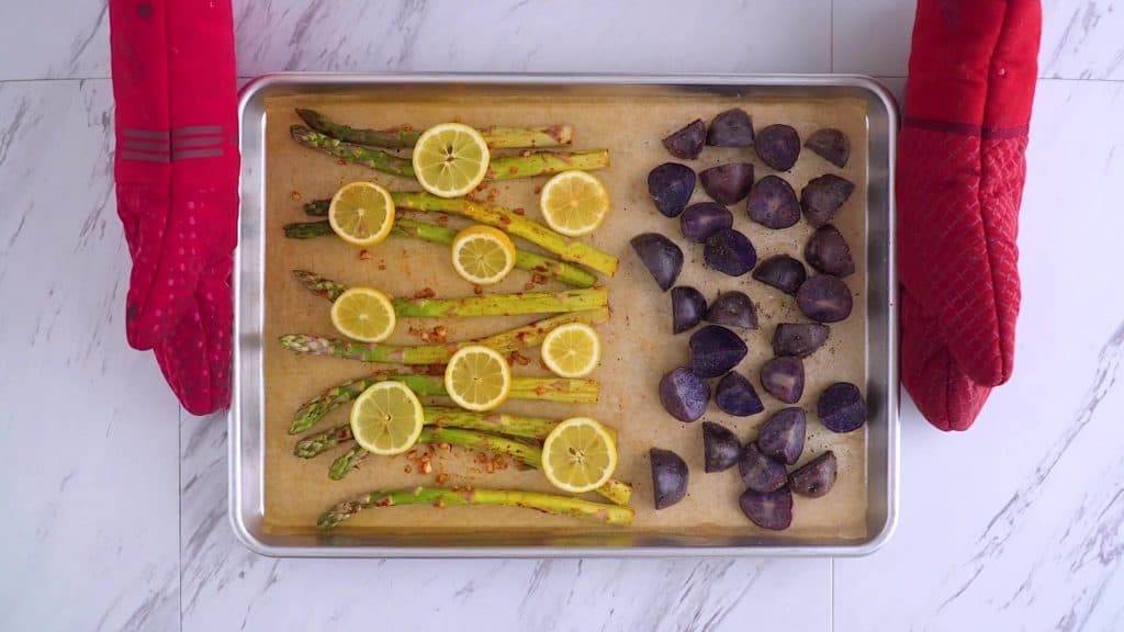 Healthy sheet pan shrimp and asparagus dinner, sheet pan recipes, baked shrimp and asparagus recipe, one sheet pan shrimp, easy shrimp dinner, shrimp and asparagus dish, easy oven baked shrimp