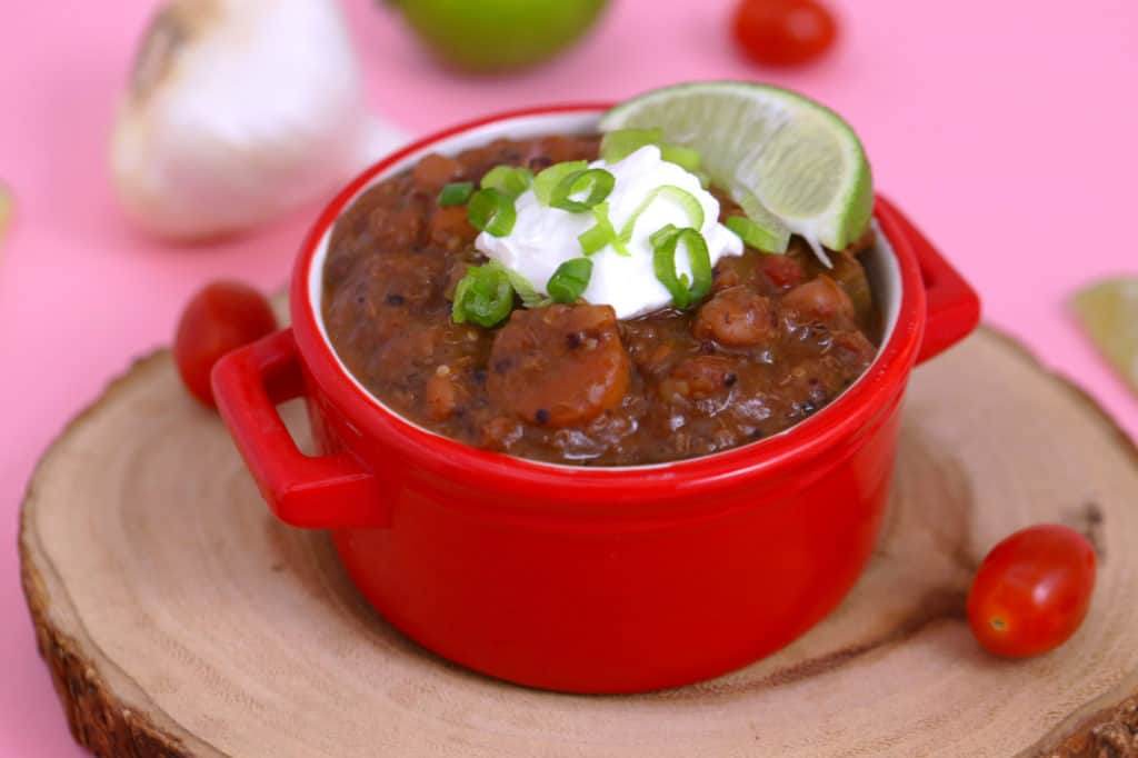 Slow cooker vegetarian chili, slow cooker chili with dried beans, vegetarian chili crock pot, vegetarian bean chili, healthy vegetarian dinner ideas, vegetarian chili recipe slow cooker, easy slow cooker chili, dinner meal prep, meal prep vegetarian, budget friendly meals