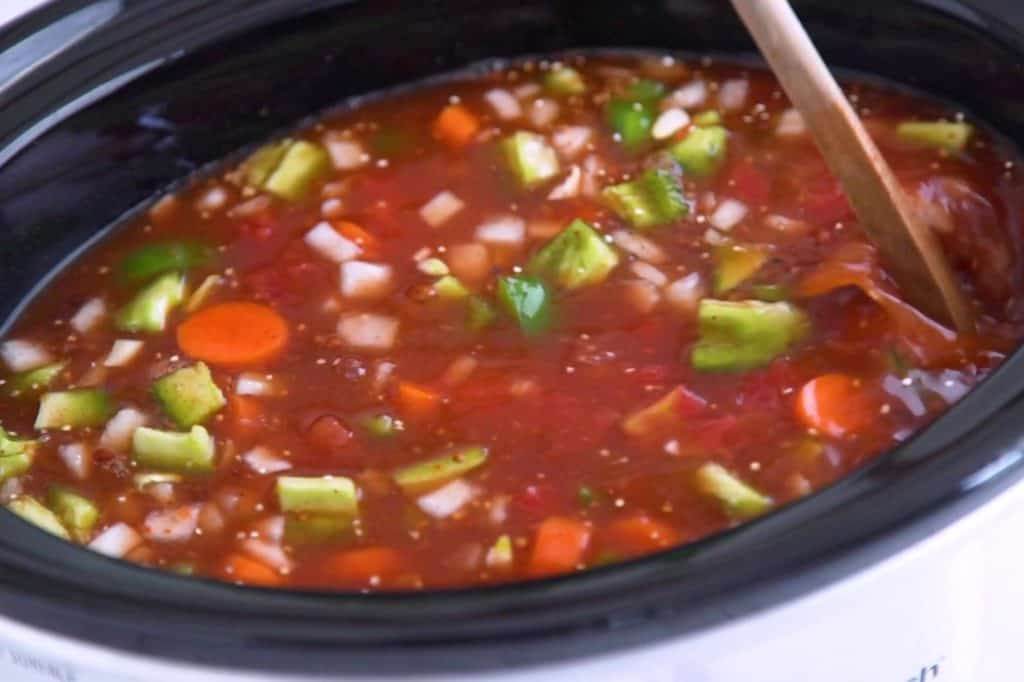 Healthy slow cooker vegetarian chili, slow cooker chili with dried beans, vegetarian chili crock pot, healthy vegetarian dinner ideas, easy slow cooker vegetarian chili, vegetarian bean chili recipe, vegetarian meal prep ideas, healthy dinner dishes, easy healthy meals