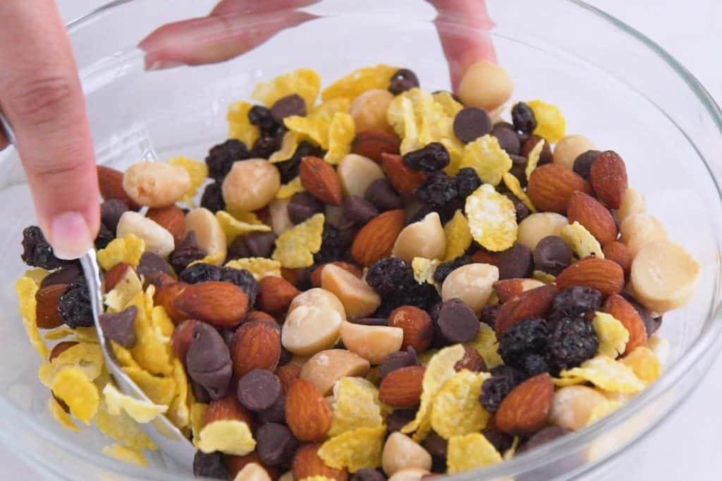 No Bake Sweet and Salty Snack Mix, healthy snack mix for kids, diy trail mix, how to make trail mix with cereal, sweet and salty cereal snack mix, easy healthy snacks, homemade snack mix, kids trail mix, gluten free snack mix, how to make a healthy snack mix, trail mix ingredients